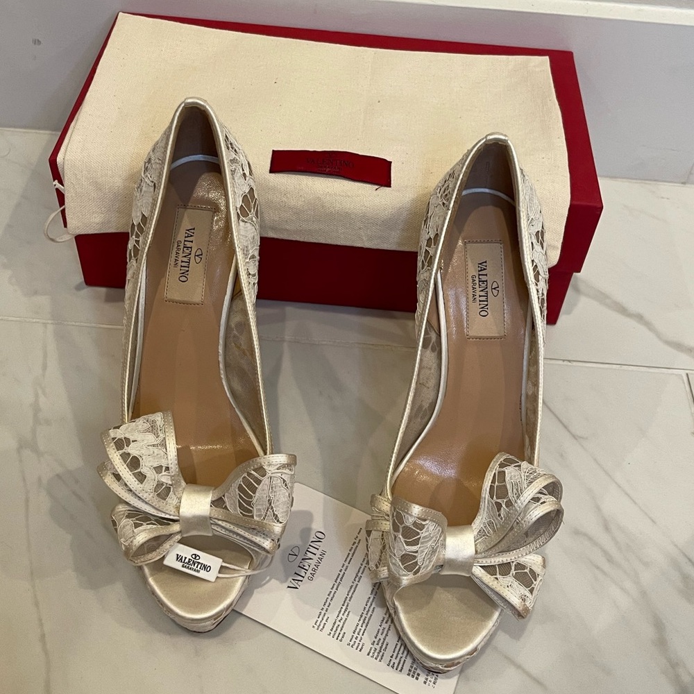 Valentino White Lace Bow Peep Toe Platform Pump